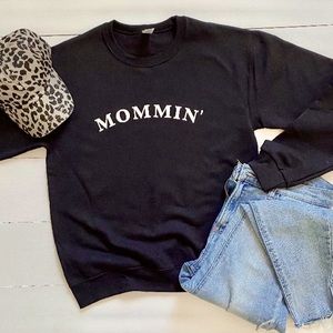 Mommin graphic sweatshirt